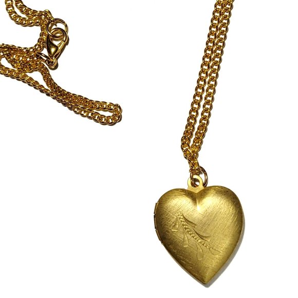Antique Gold Plated Heart Photo Locket Necklace with Unique Design - Picture 4 of 11